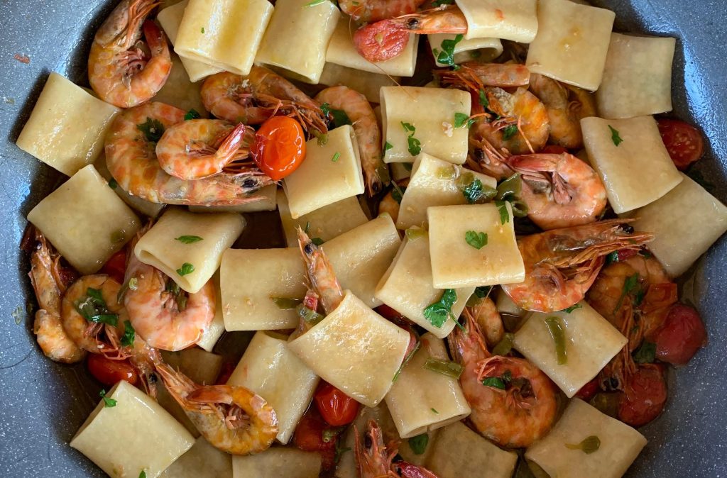 paccheri con scampi e pomodorini