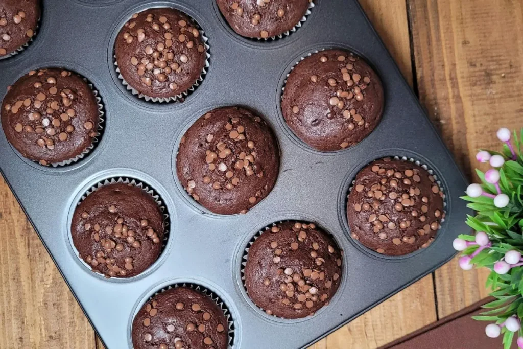 Muffin al cioccolato fondente preparati con olio extravergine di oliva intenso