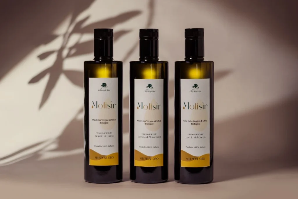 Tre bottiglie di olio extravergine di oliva biologico Molisìr per dolci e pasticceria.