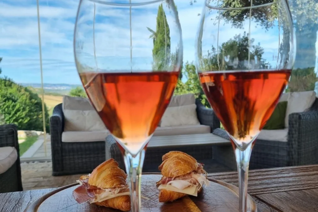 Aperitif outside with mediterranean cocktail with Molisìr evo oil